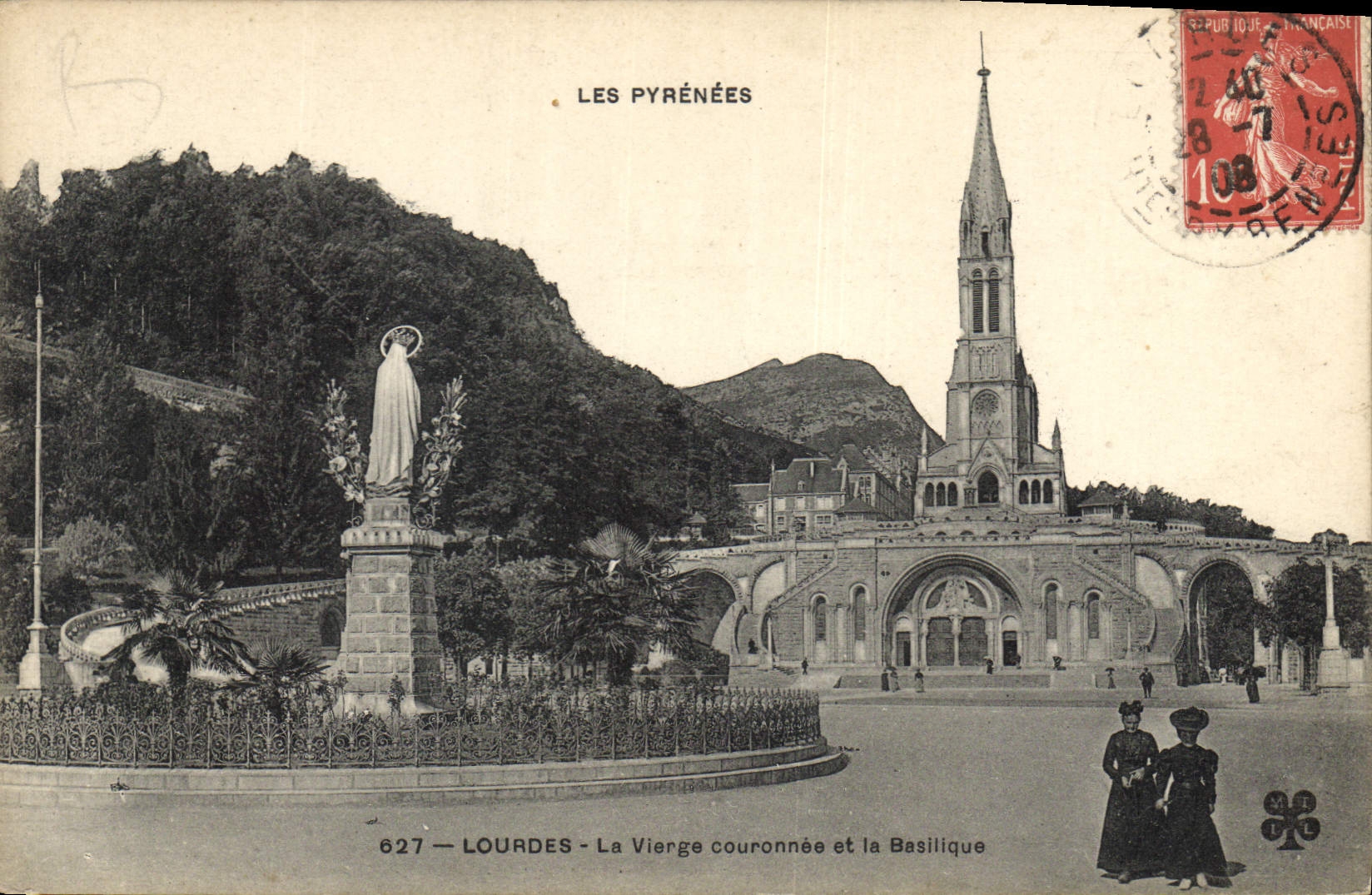 CPA Lourdes La Vierge couronnee et la Basilique 
