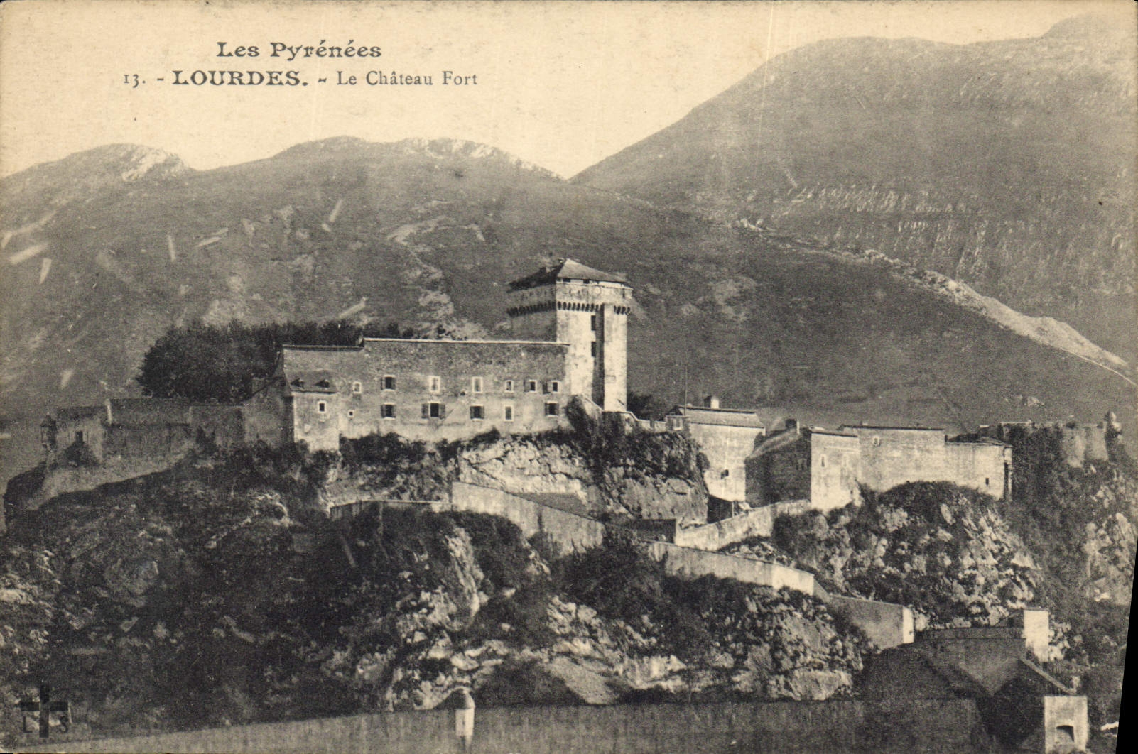 CPA Les Pyrenees Lourdes Le Chateau Fort 