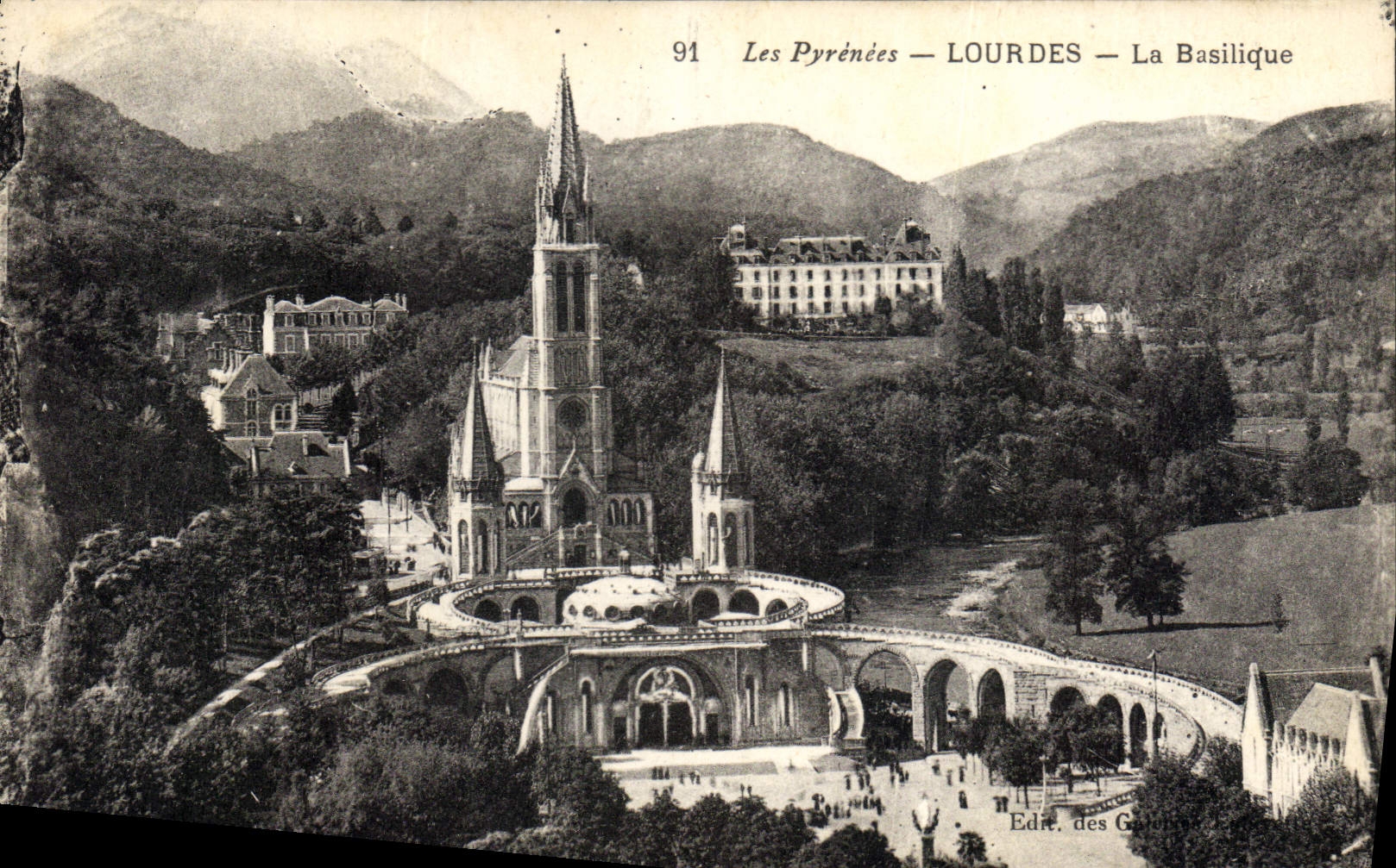 CPA Les Pyrenees Lourdes La Basilique 