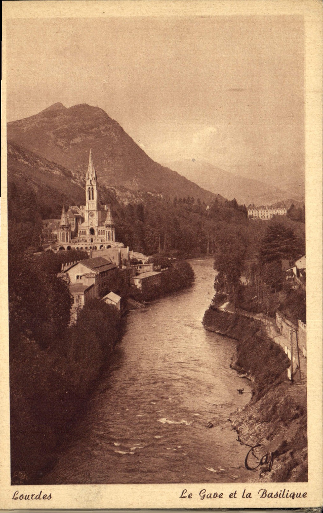 CPA Lourdes Le Gave et la Basilique 