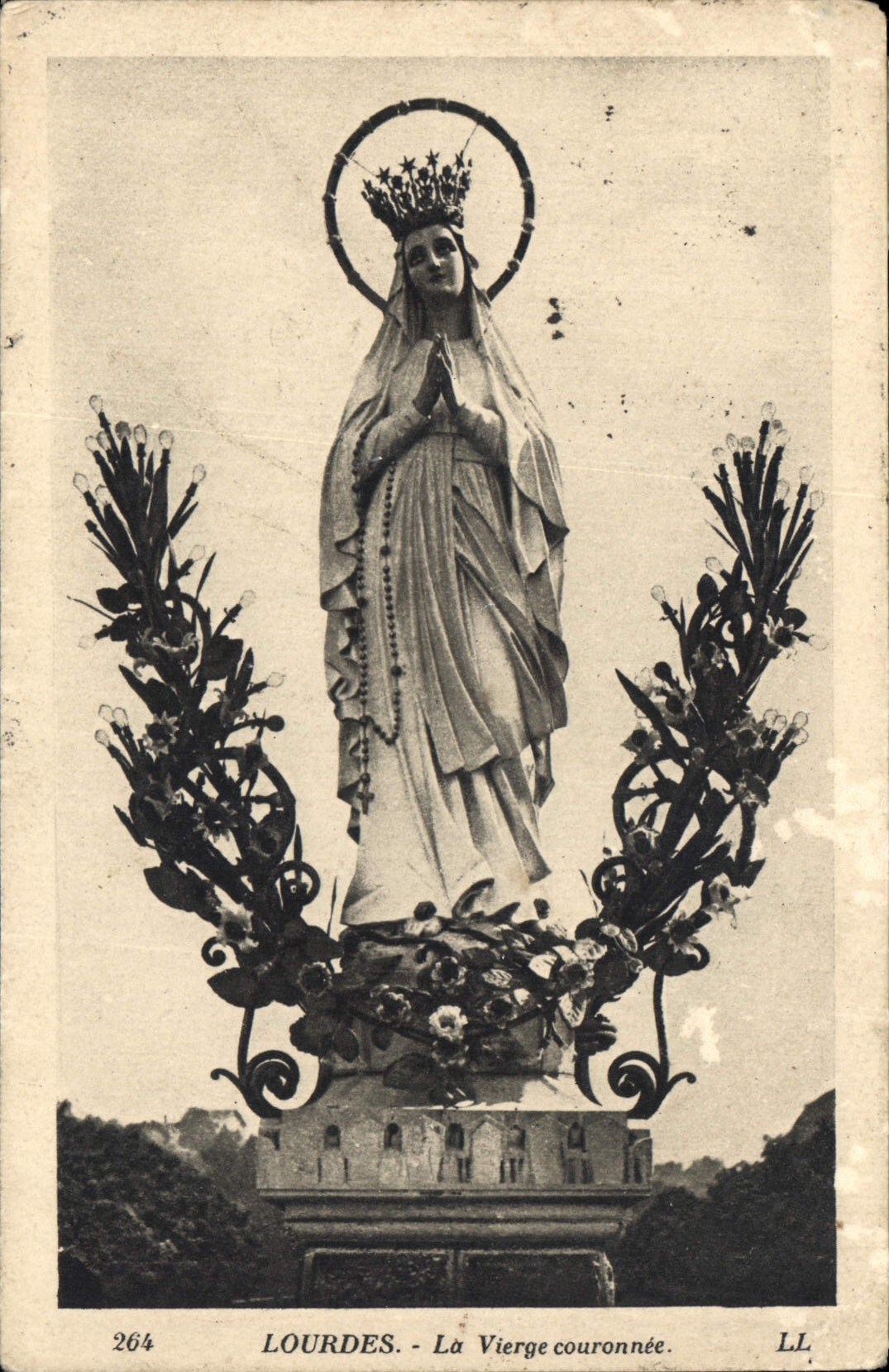 CPA Lourdes La Vierge couronnee 