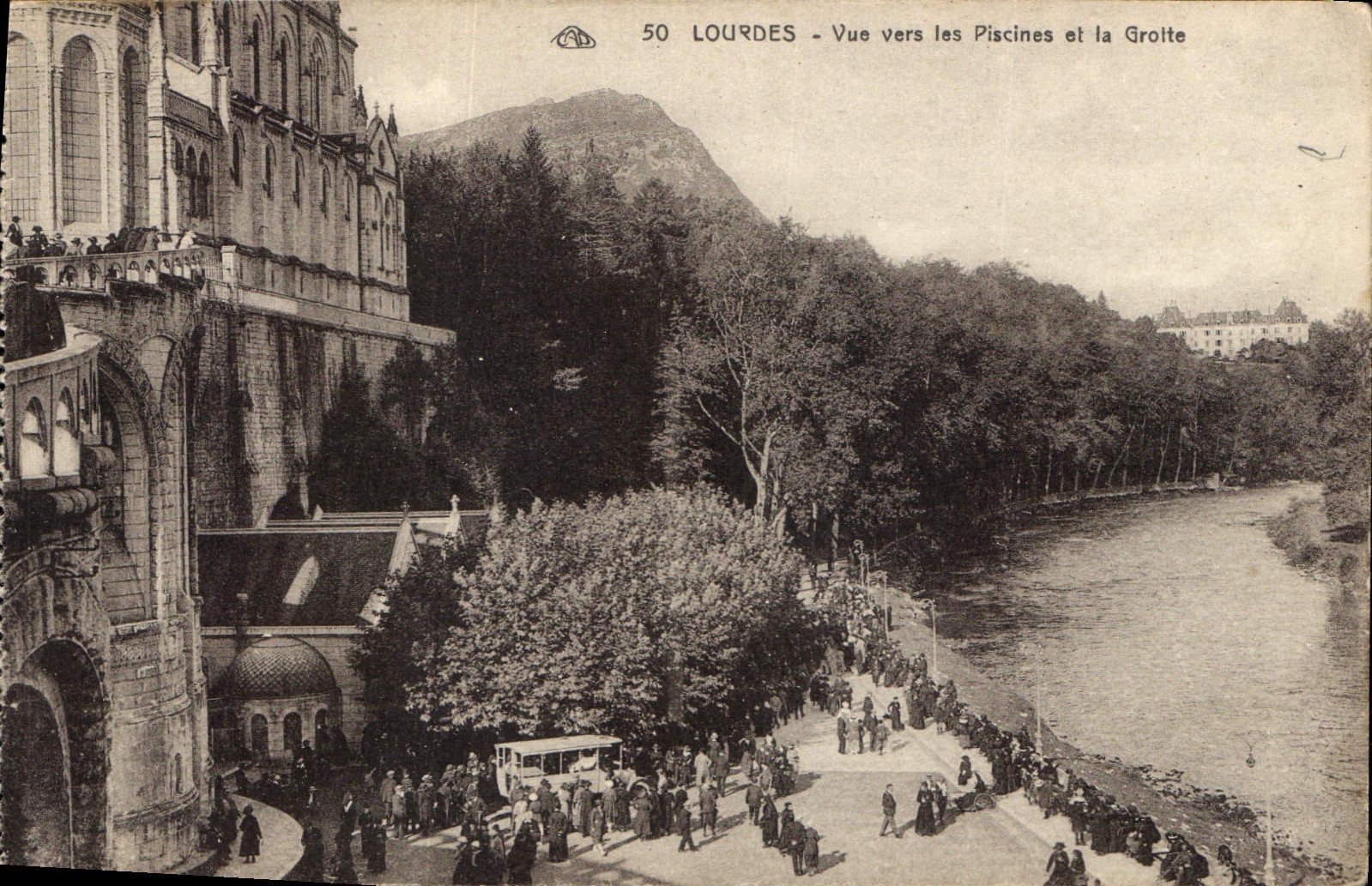 CPA Lourdes vue vers les Piscines et la Grotte 