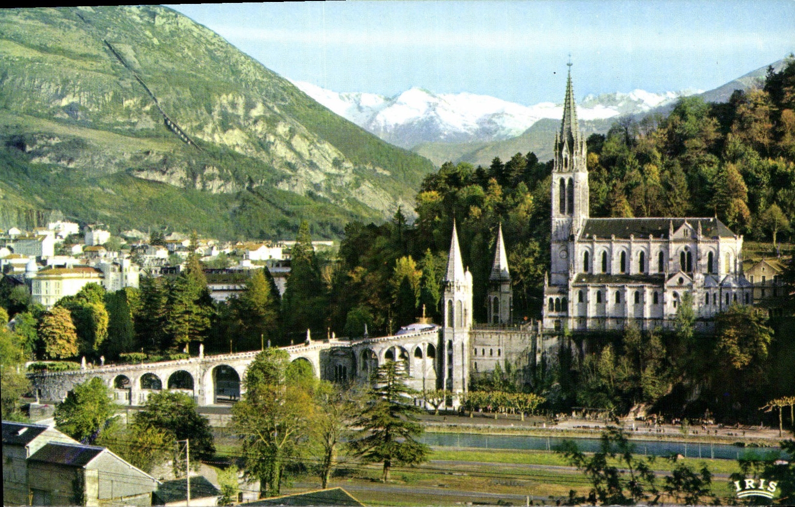 CPA Lourdes La Basilique et le Pic du Jer 