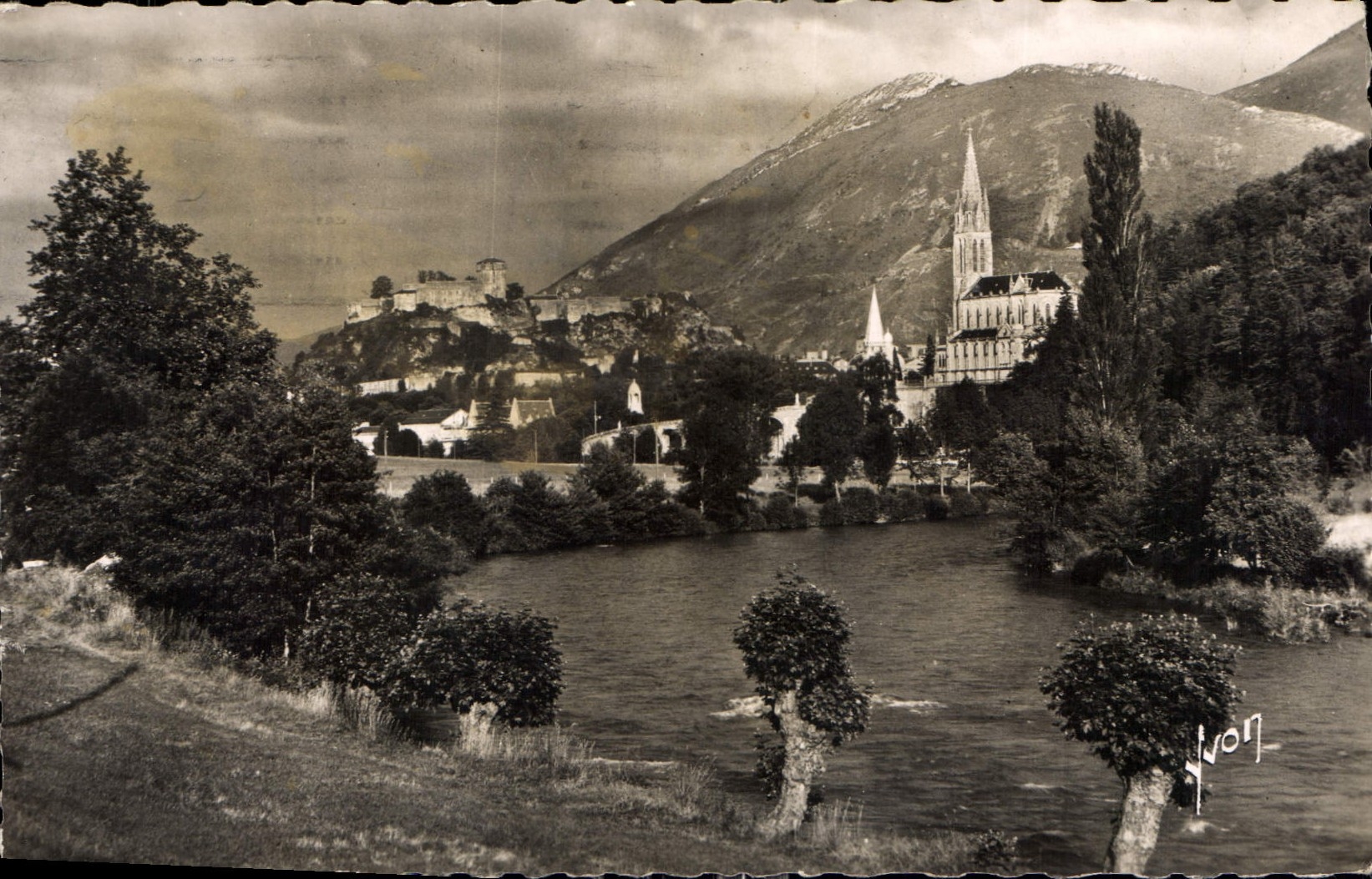 CPA Lourdes Htes Pyrenees le Gave de Pau la Basilique et la chateau Fort 