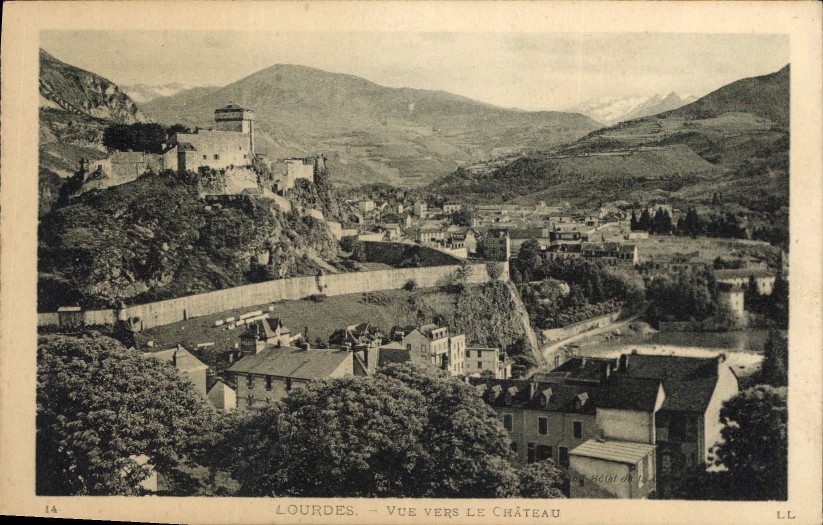 CPA Lourdes Vue vers le Chateau 
