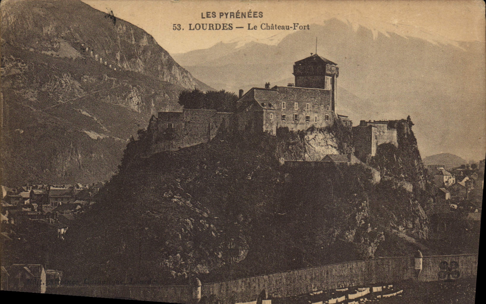 CPA Les Pyrenees Lourdes Le Chateau Fort 
