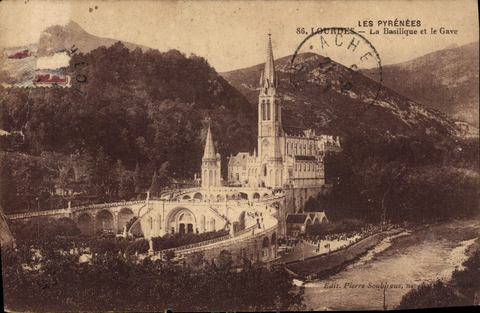 CPA Les Pyrenees Lourdes La Basilique et le Gave 