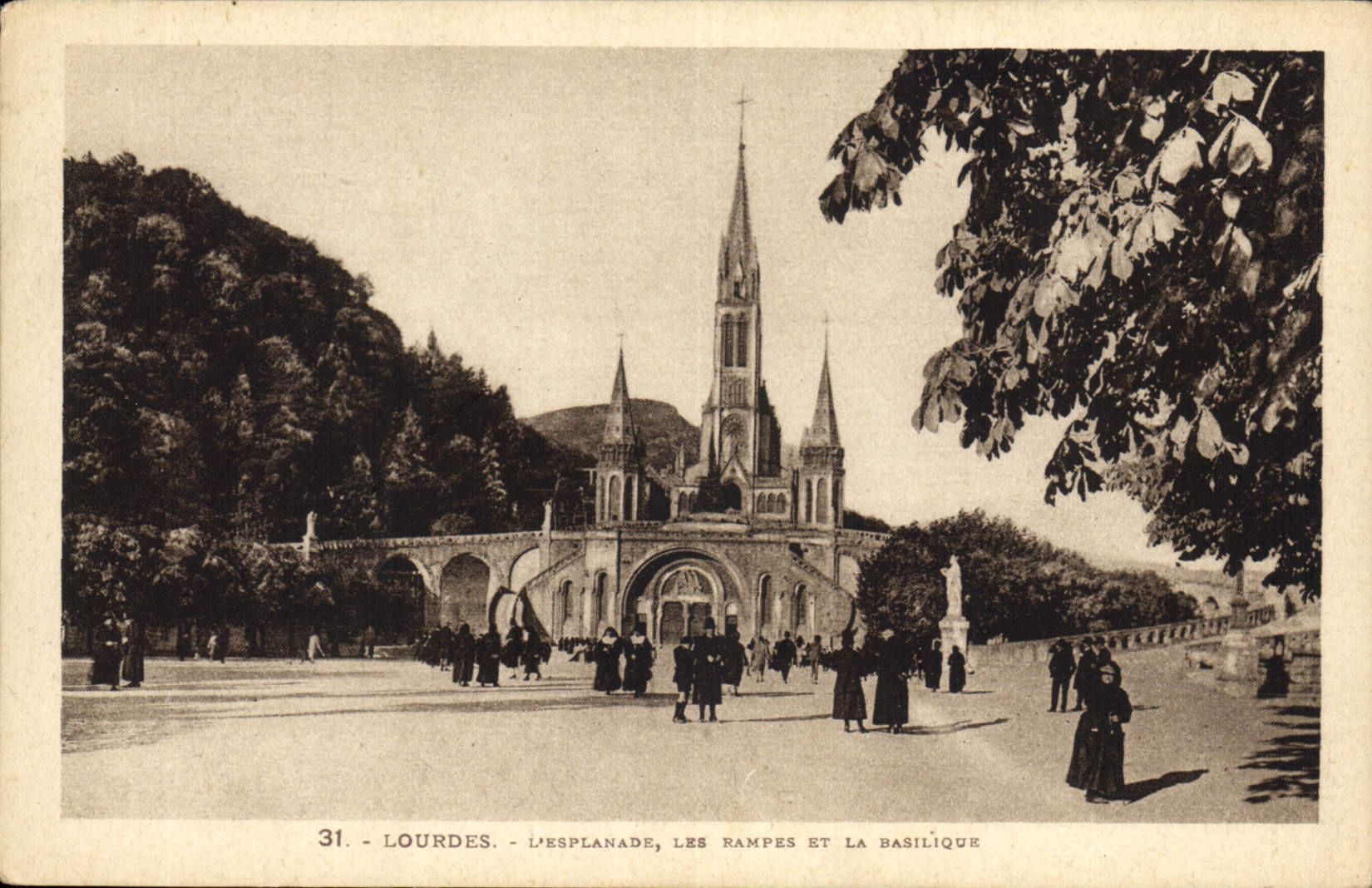 CPA Lourdes L'Esplanade les Rampes et la Basilique 