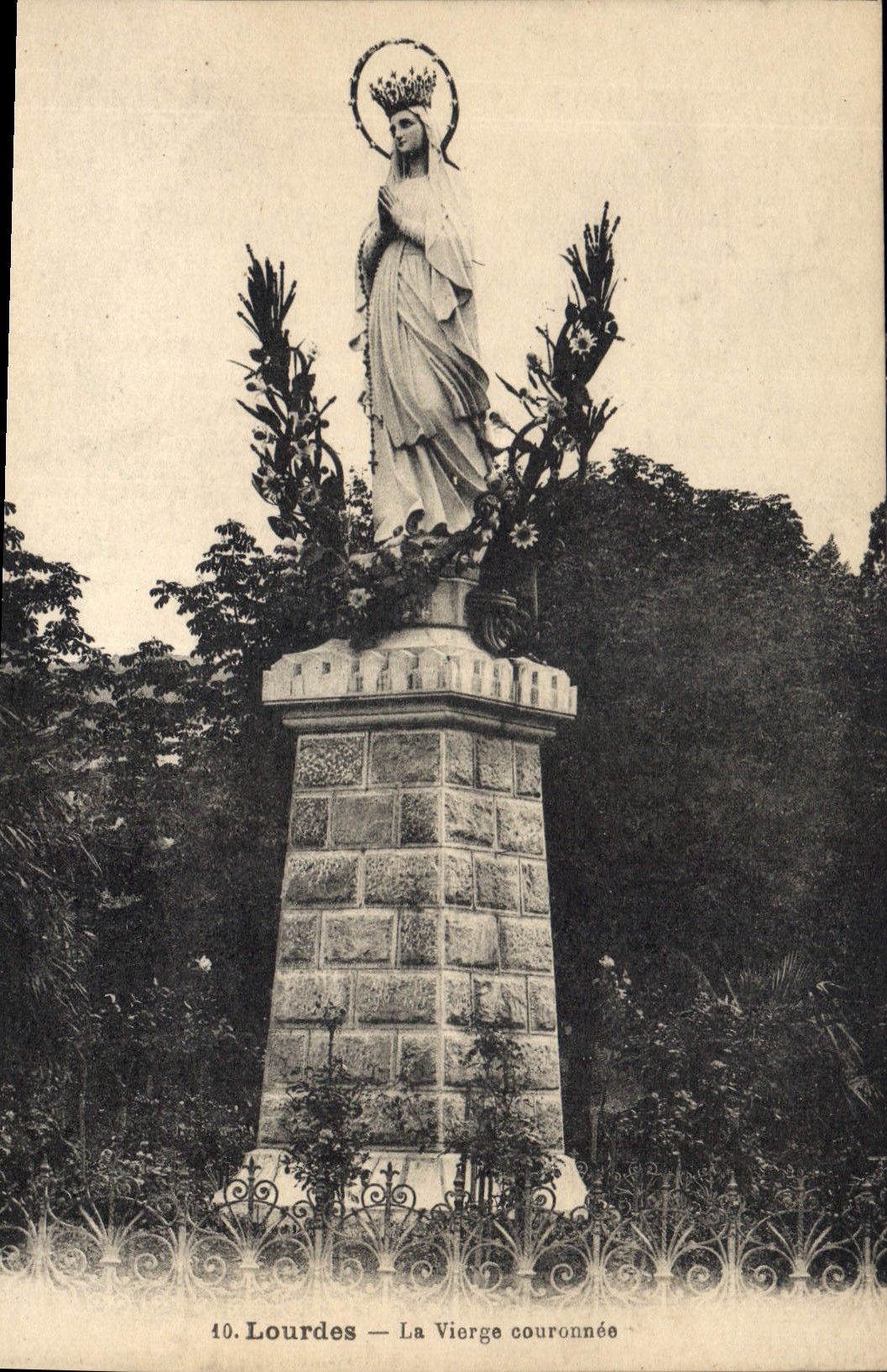 CPA Lourdes La Vierge couronnee 