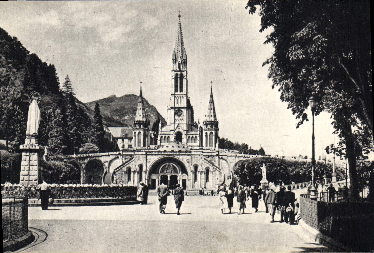 CPA Lourdes La Basilique et la Vierge Couronnee 