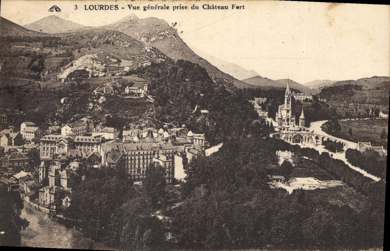 CPA Lourdes Vue genearle prise du Chateau Fort 