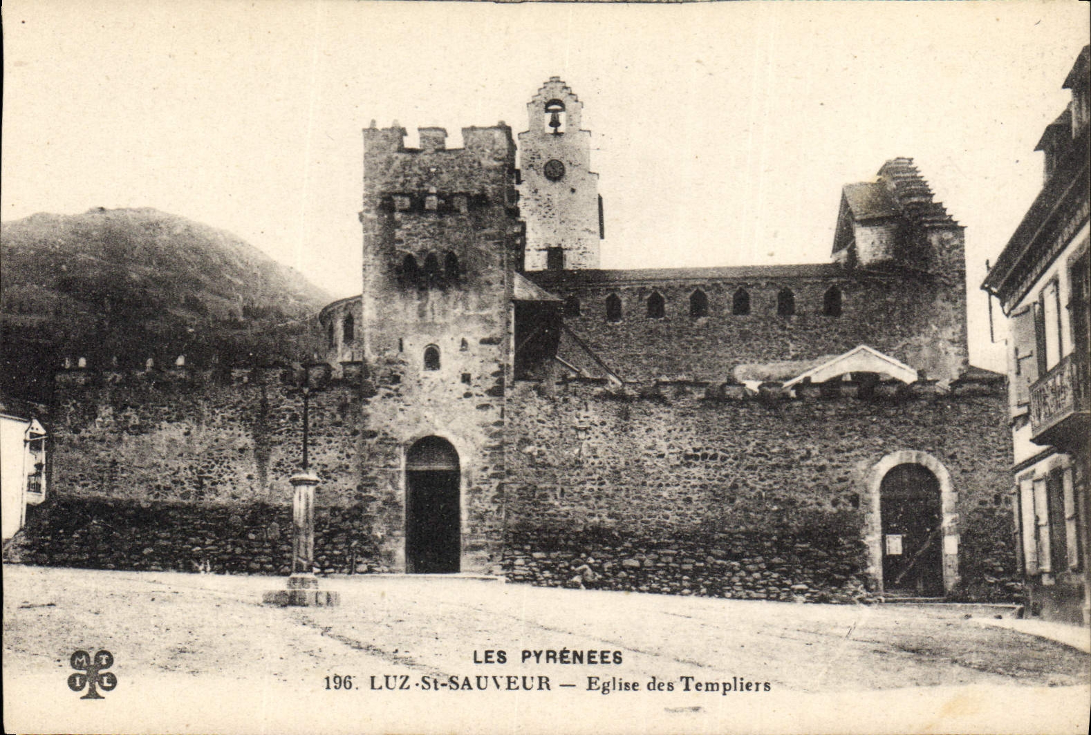 CPA Les Pyrenees Luz St Saveur Eglise des Templiers 