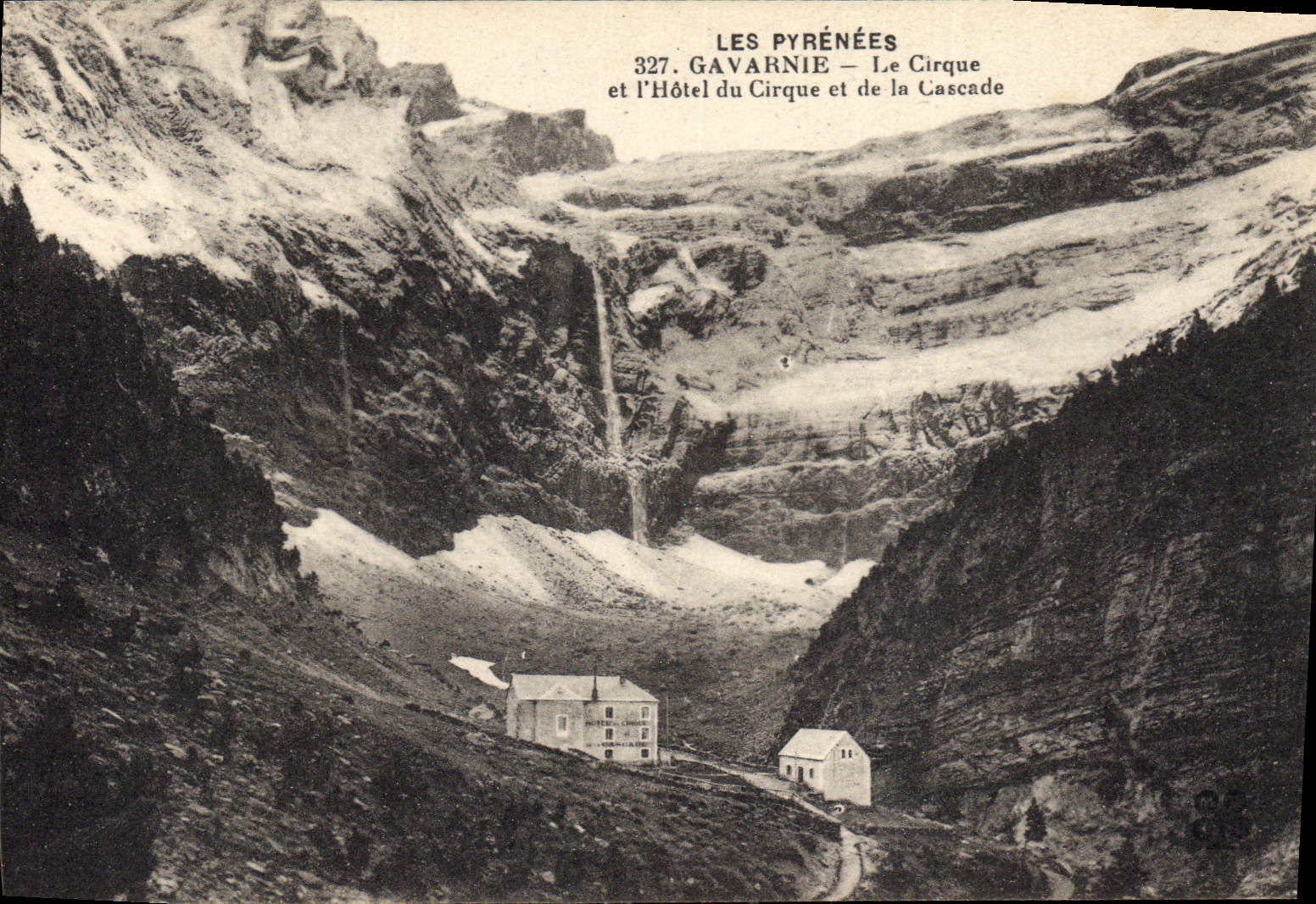 CPA Les Pyrenees Gavarnie Le Corque et l'Hotel du Cirque et de la Cascade 