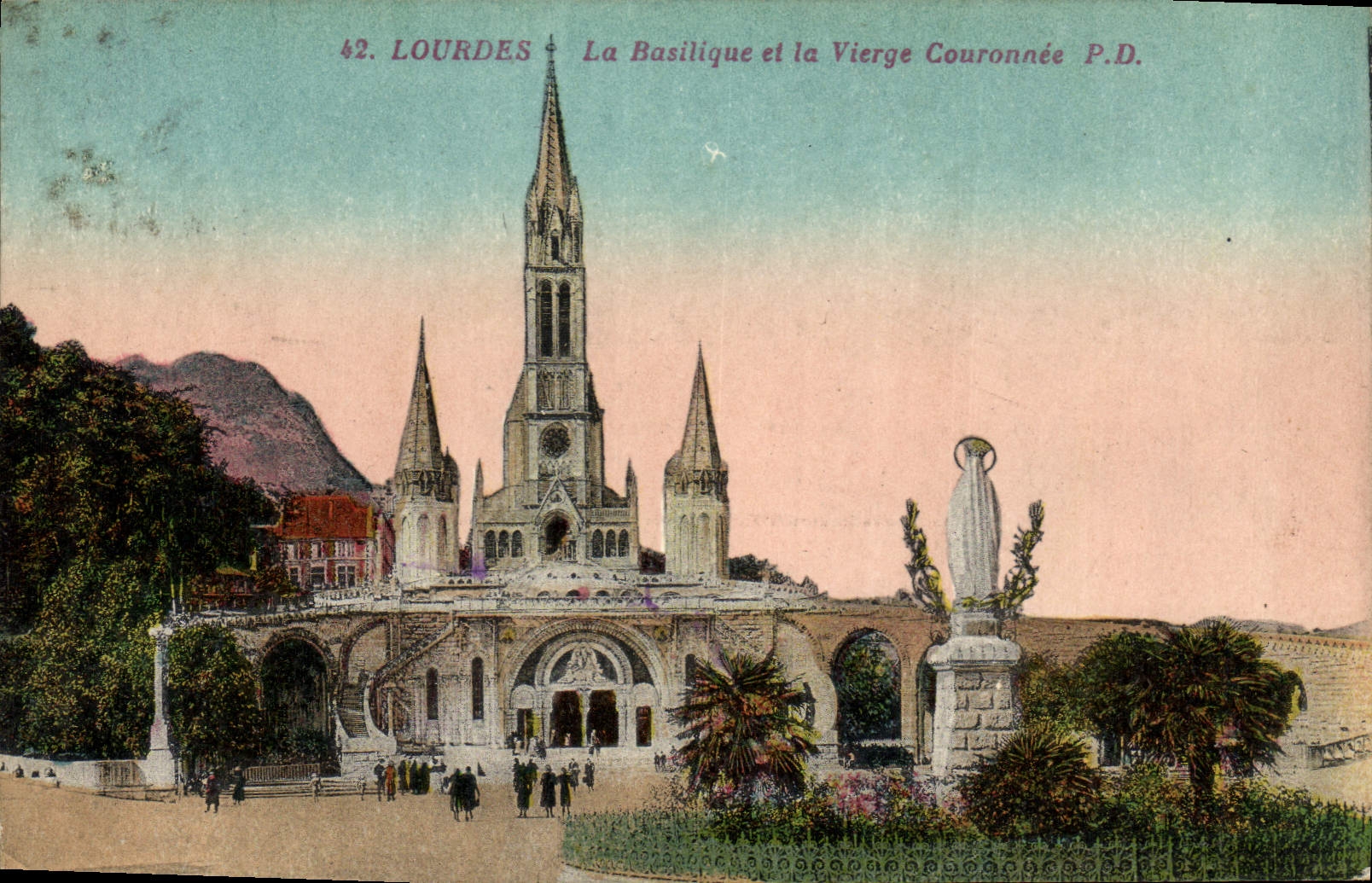 CPA Lourdes La Basilique et la Vierge Couronnee 
