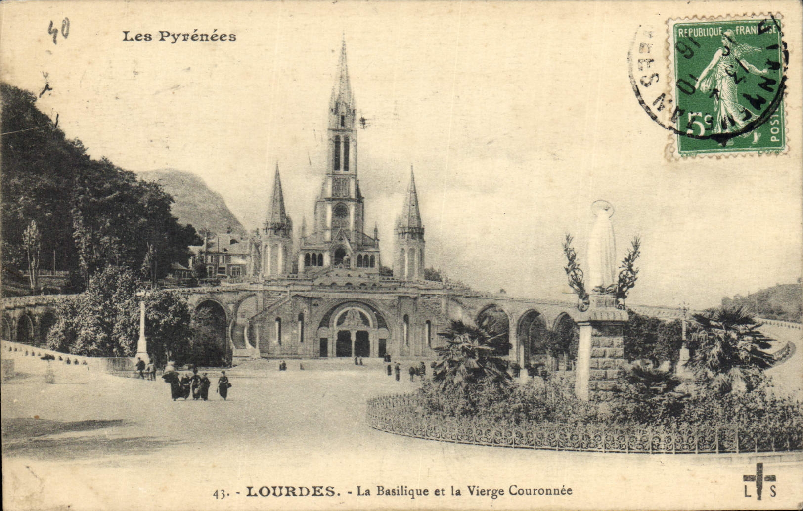 CPA Les Pyrenees Lourdes La Basilique et la VIerge Couronnee 