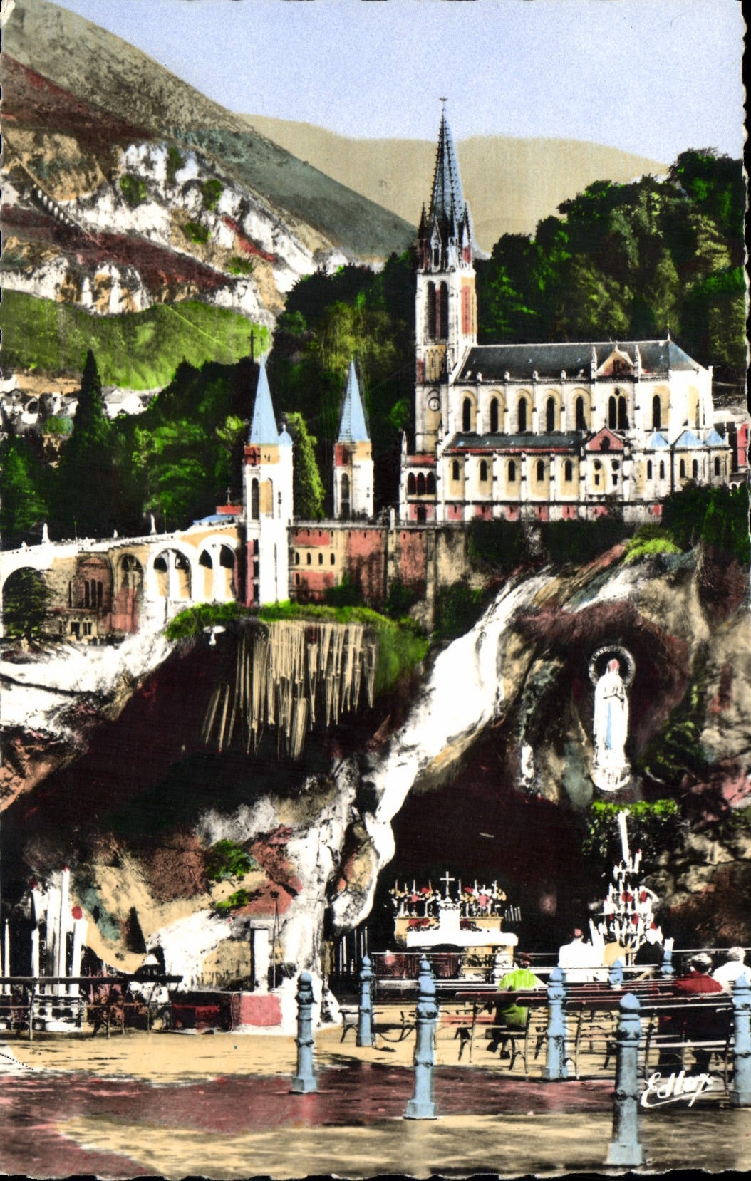 CPA Lourdes La Basilique et la Grotte miraculeuse 