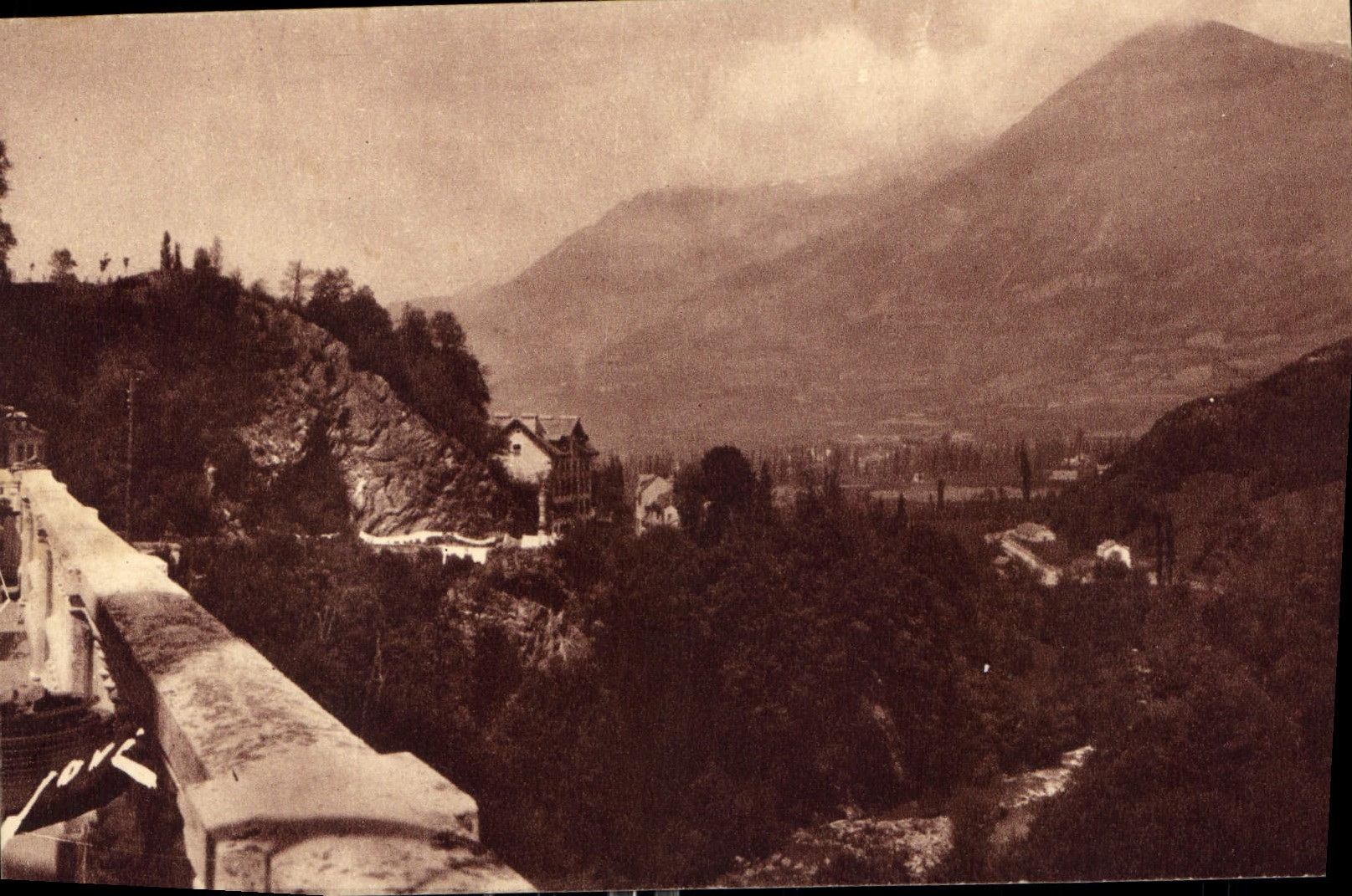 CPA Luz St Sauveur H P La vallee vers Lourdes vue de la terrasse Pintat 