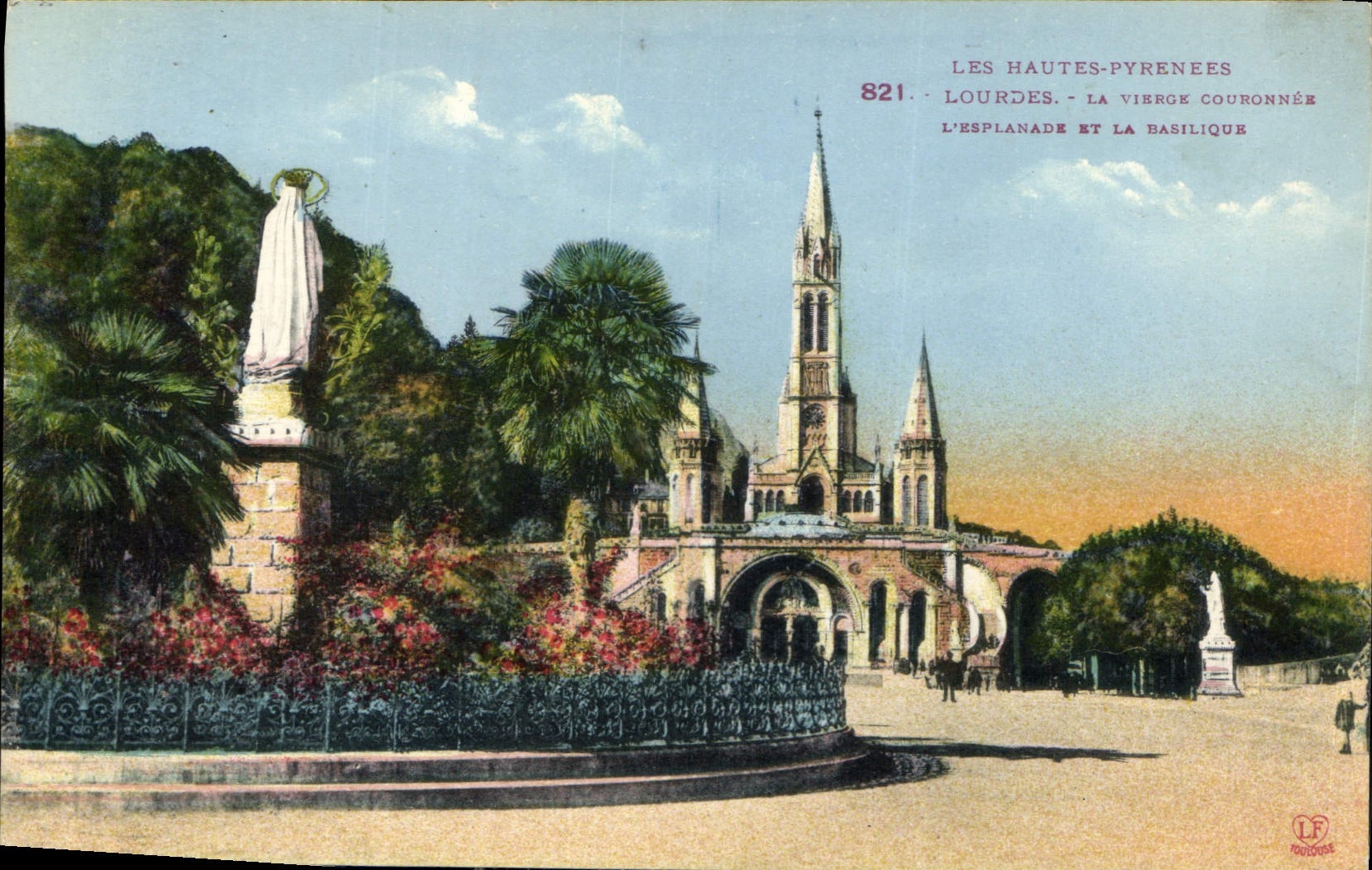 CPA Les Hautes Pyrenees Lourdes La Vierge couronnee l'Esplanade et la Basilique 