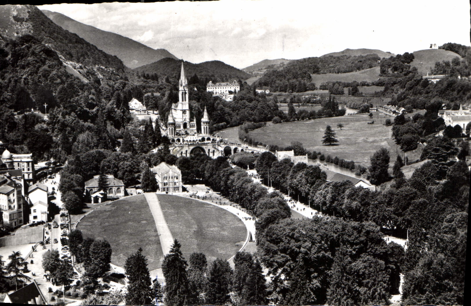 CPA Pelerinage National a Lourdes Vue genearle des Deux Basilique 