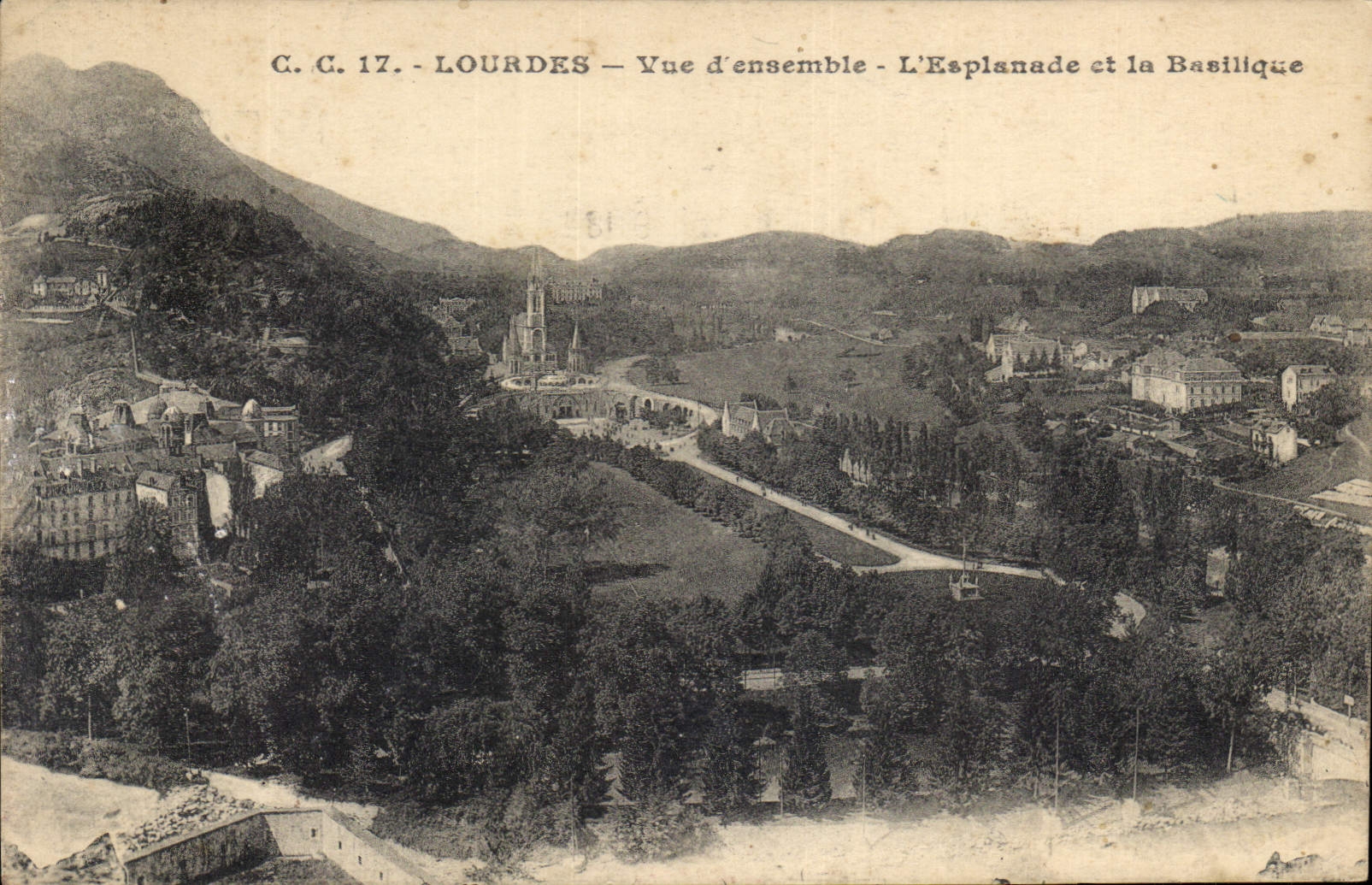 CPA Lourdes Vue d'ensemlbe l'Esplanade et la Basilique 