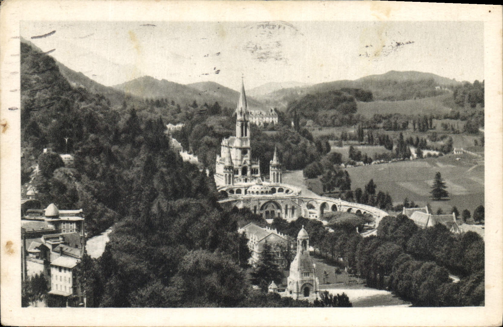 CPA Lourdes La Basilique vue du Chateau Fort 