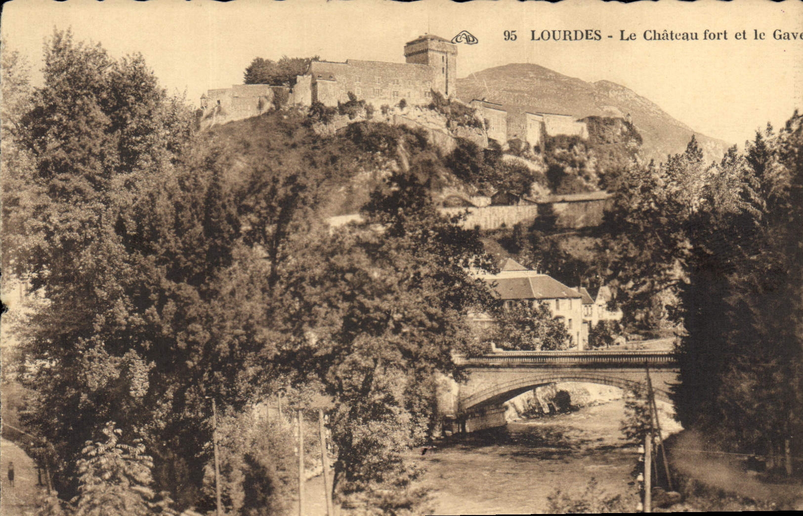 CPA Loudres Le Chateau Fort et le Gave 