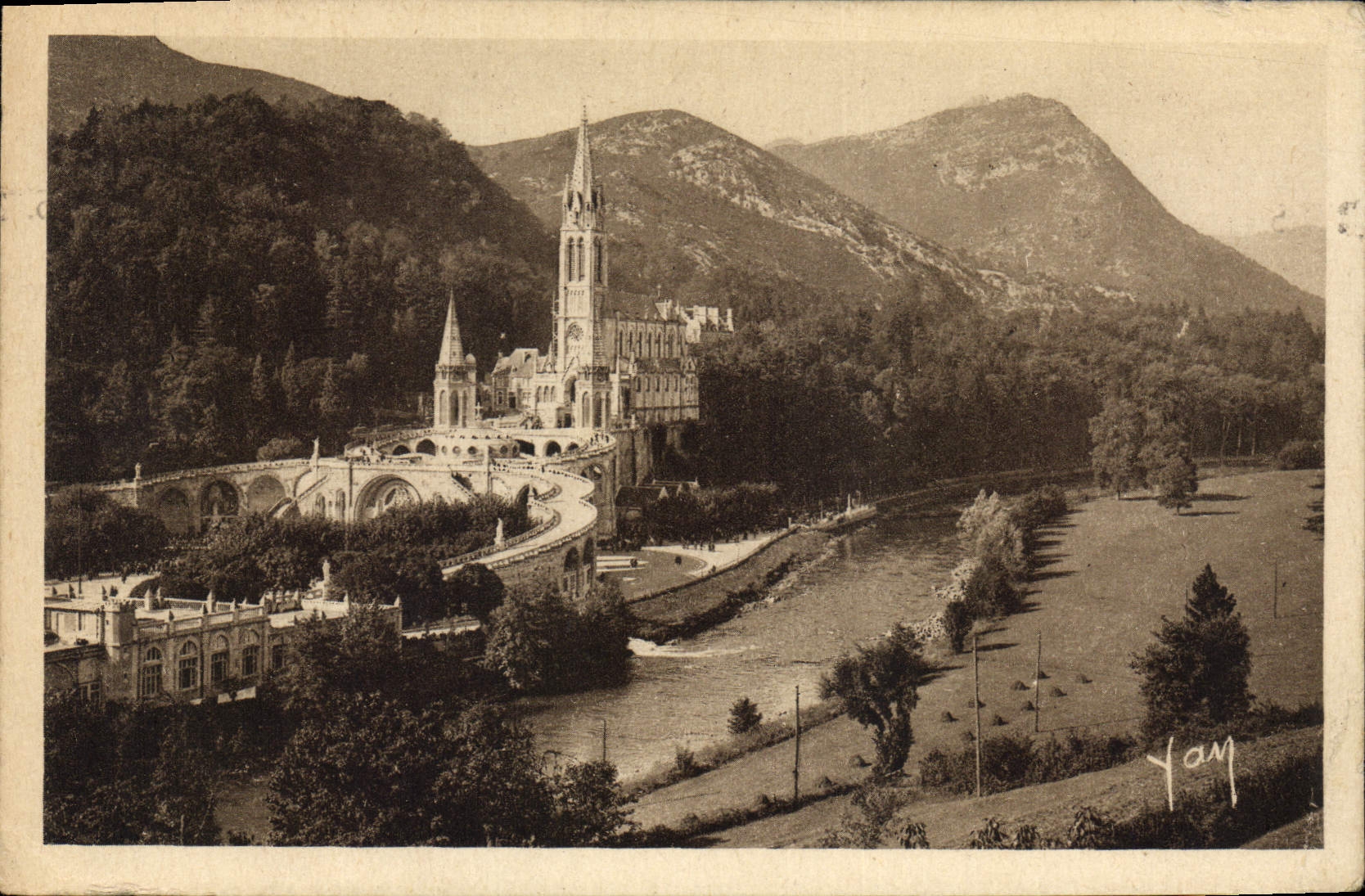 CPA Lourdes La Basilique et le Gave 