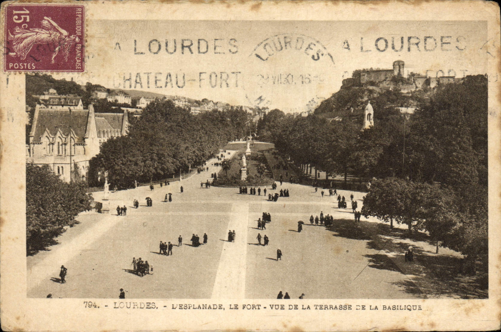 CPA Lourdes L'Esplanade le Fort vue de la Terrasse de la Basilique 