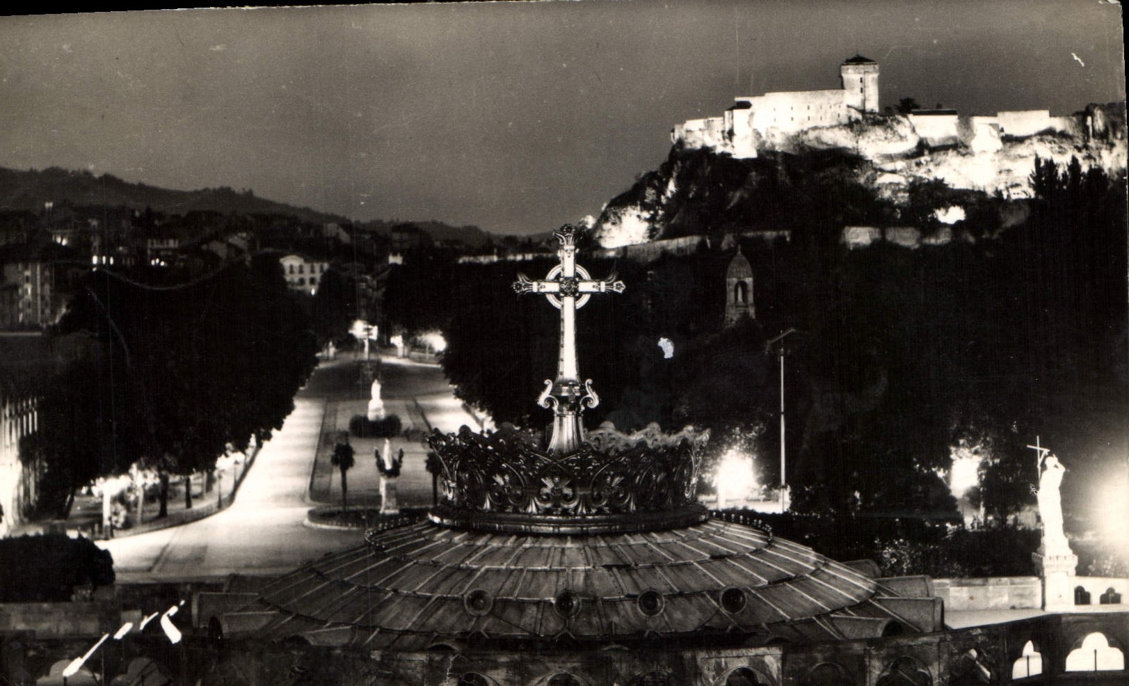 CPA Lourdes H P L'Esplanade et le Chateau Fort 