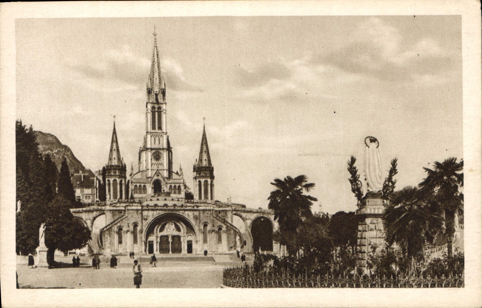 CPA Lourdes La Basilique et la Vierge couronnee 