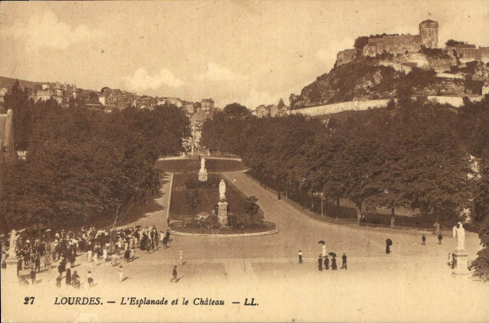 CPA Lourdes L'Esplanade et le Chateau 