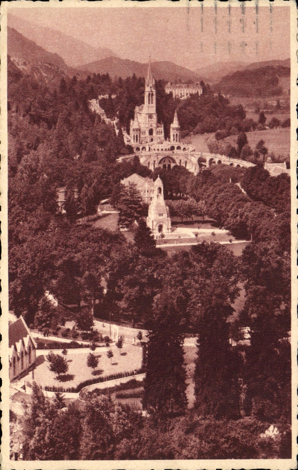CPA Lourdes La Basilique et le Monument Interallie 