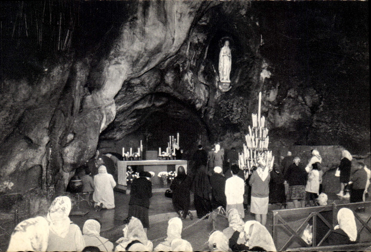CPA Lourdes Htes Pyr La Priere aux pieds de la Vierge 