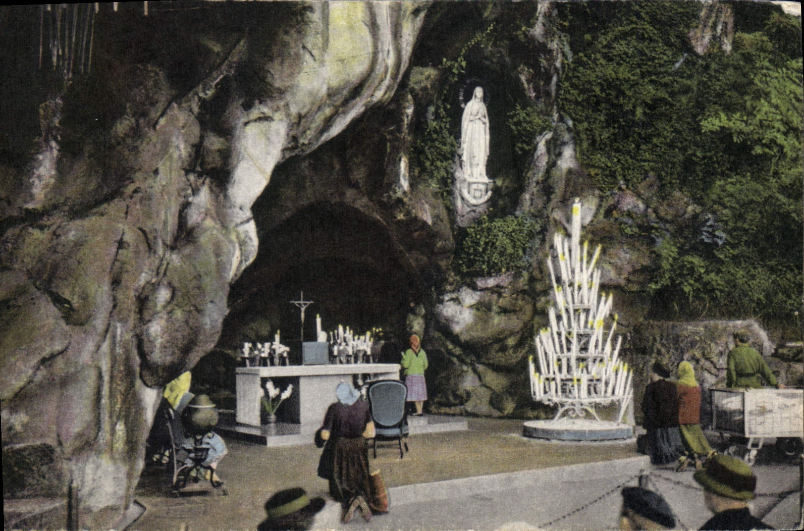 CPA Lourdes Htes Pyr La Grotte de Massabielle 