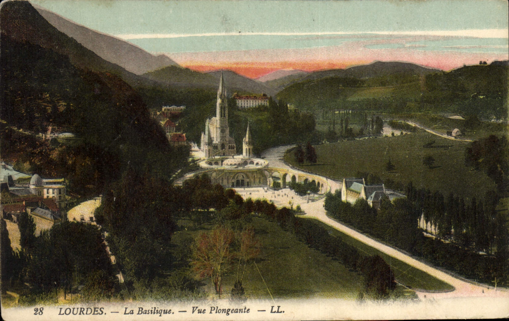 CPA Lourdes la Basilique Vue plongeante 