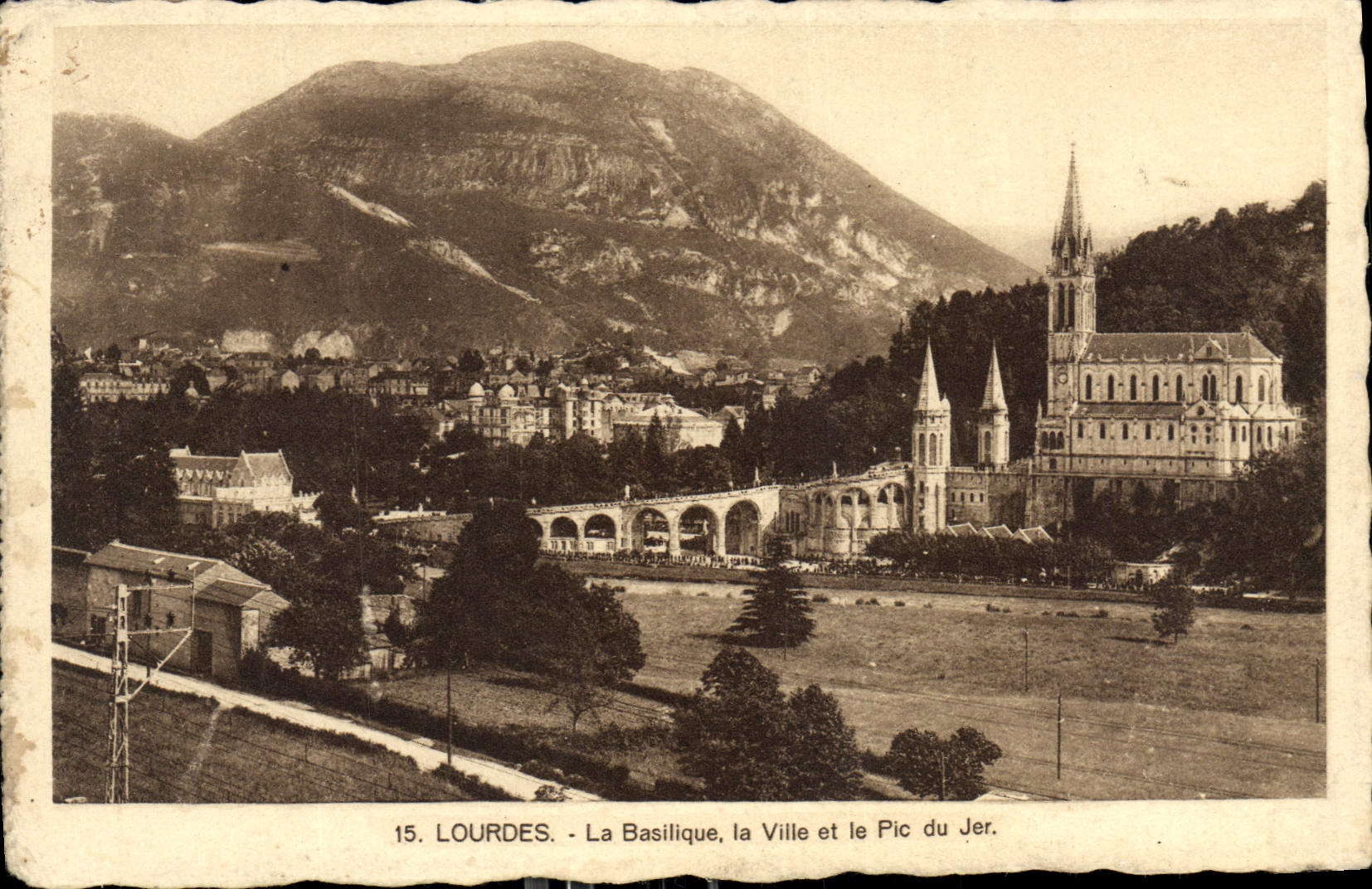 CPA Lourdes la Basilique la ville et le Pic du Jer 