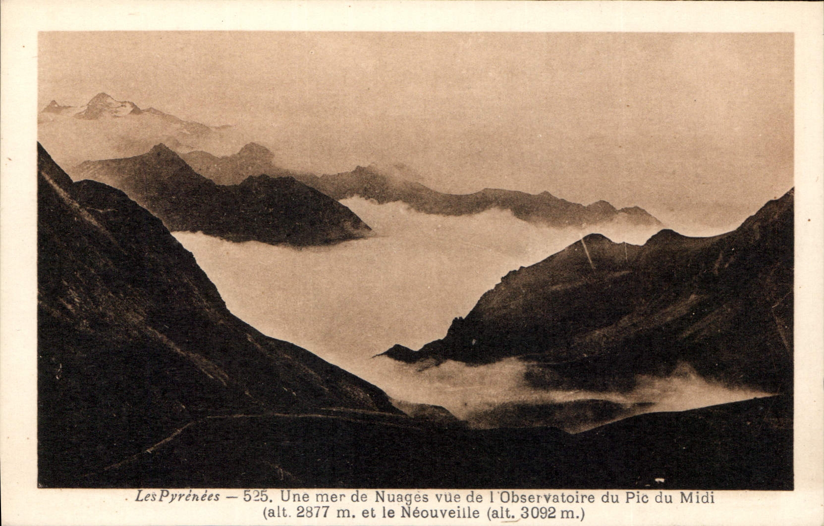 CPA Les Pyrenees Une mer de Nauges vue de l'Observatoire du Pic du Midi 