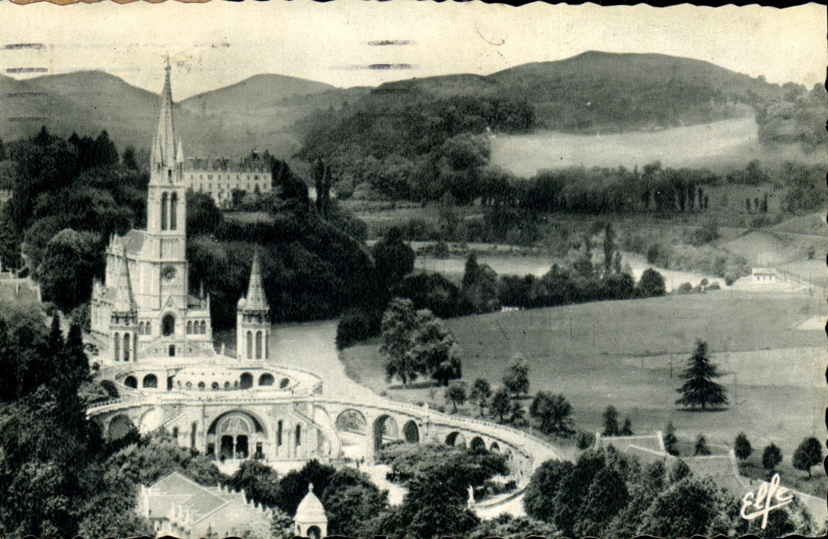 CPA Lourdes Vue plongeante sur la Basilique et la vallee du Gave 