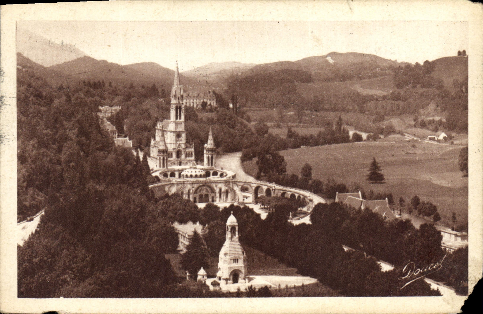 CPA Lourdes la Basilique et le Monument interallie vus du Chateau Fort 