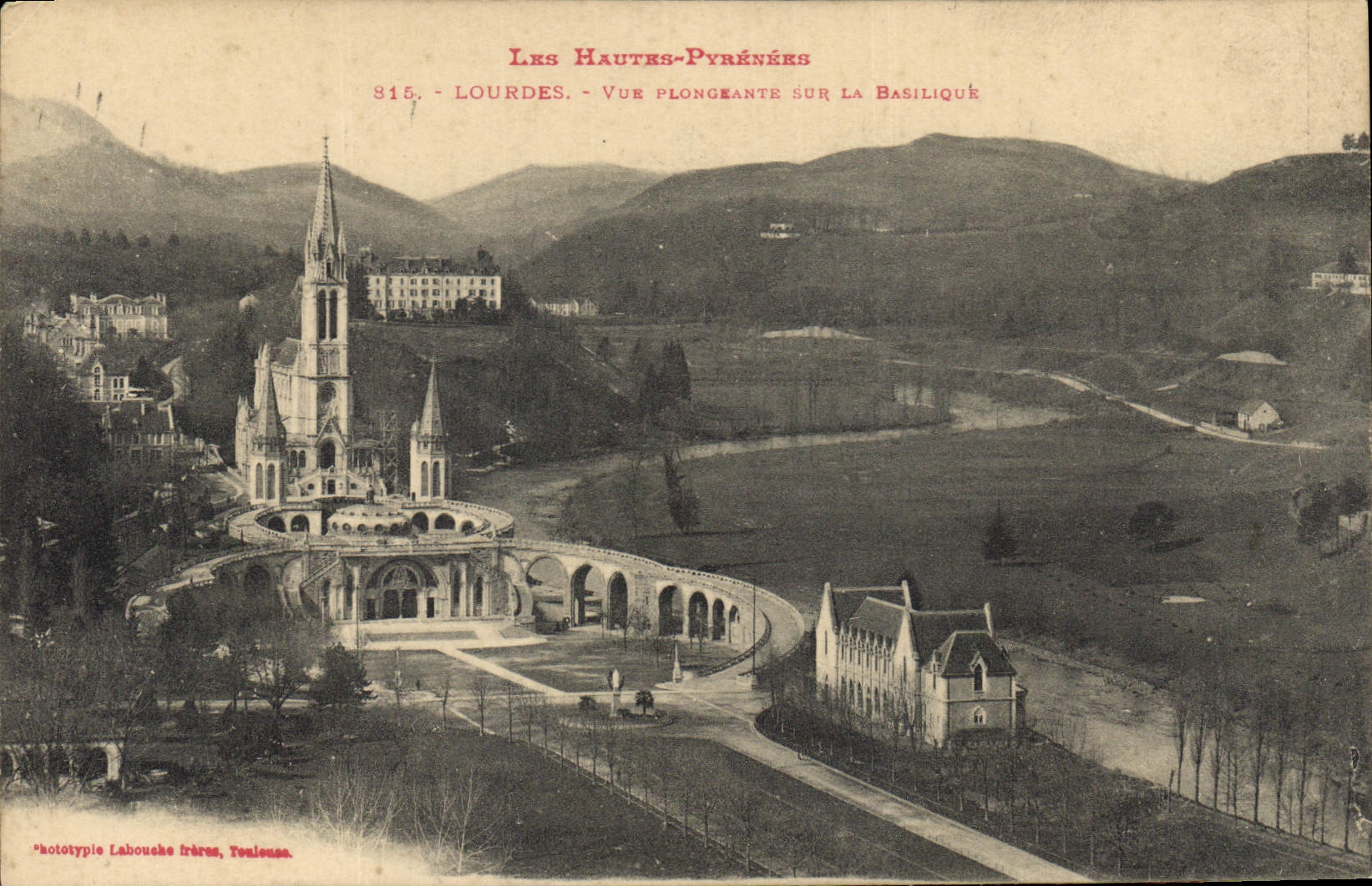 CPA Les Hautes Pyrenees Lourdes Vue plongeante sur la Basilique 