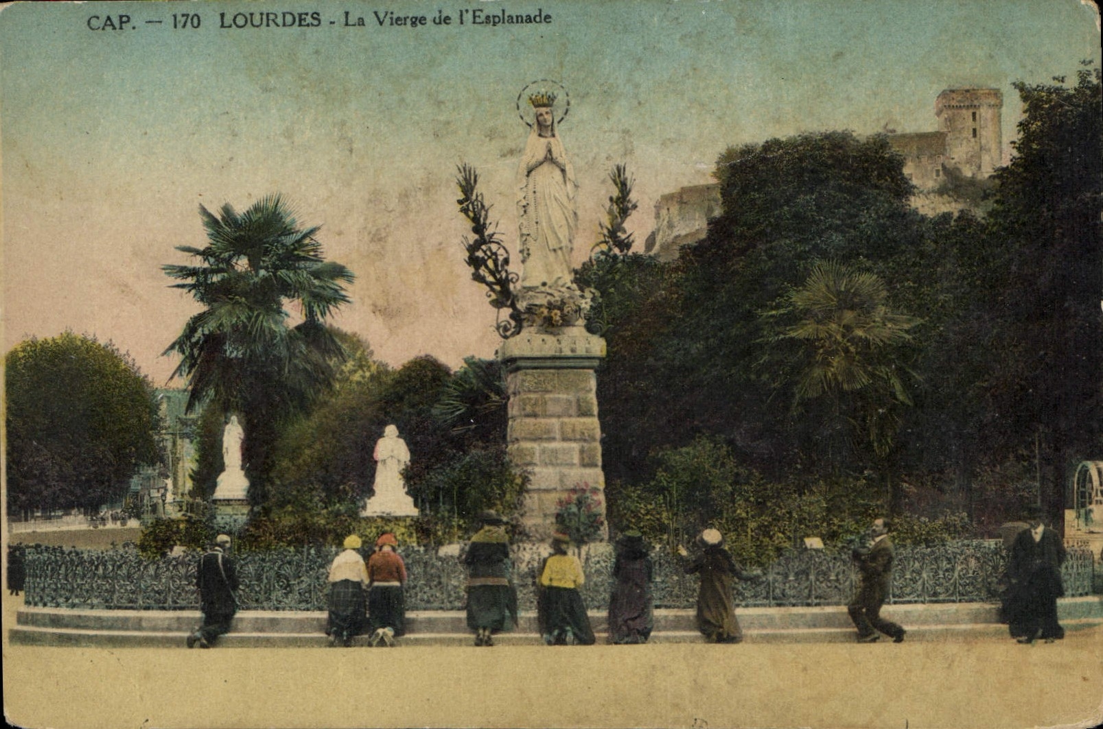CPA Lourdes La Vierge de l'Esplanade 