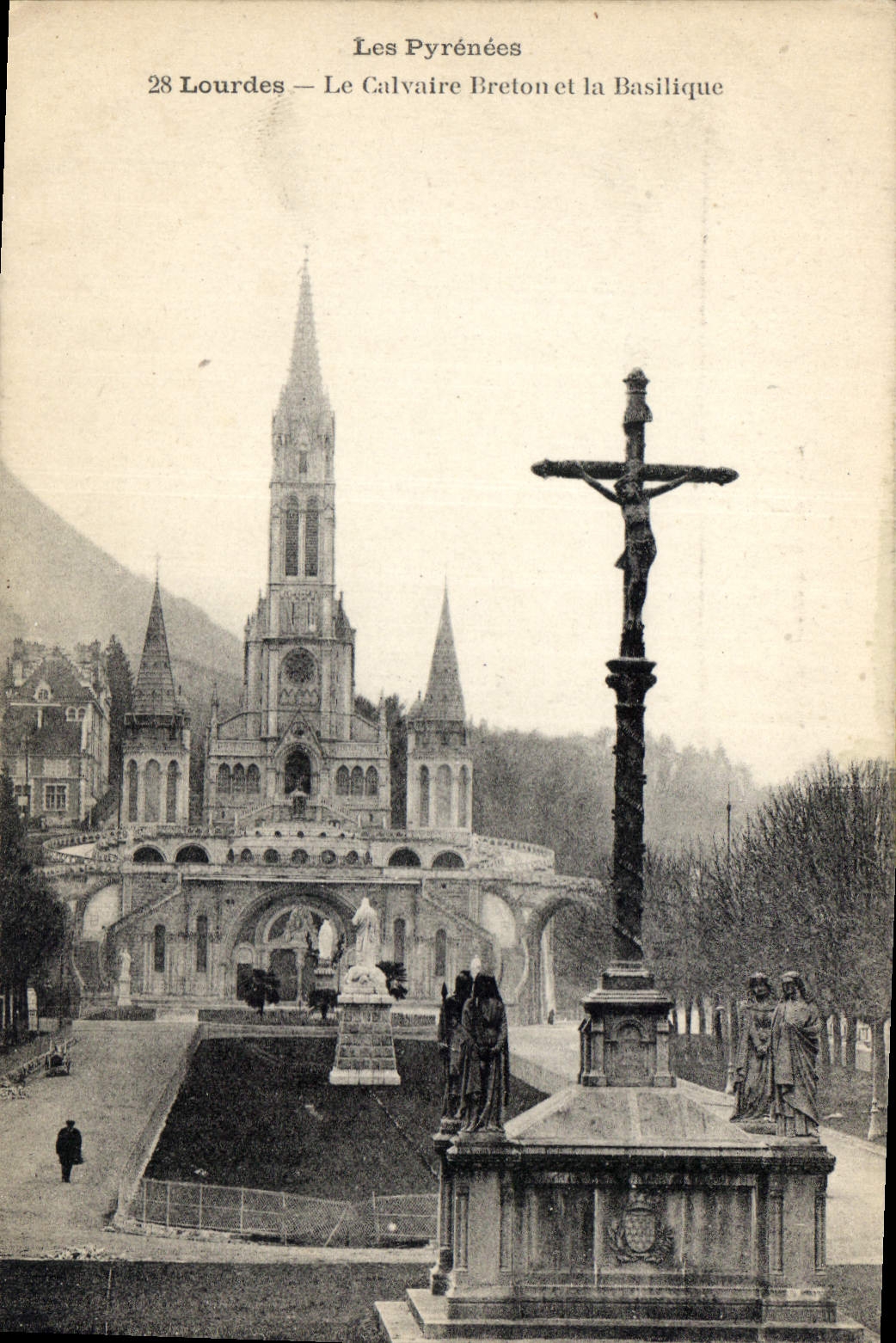 CPA Les Pyrenees Lourdes Le Calvaire Breton et la Basilique 