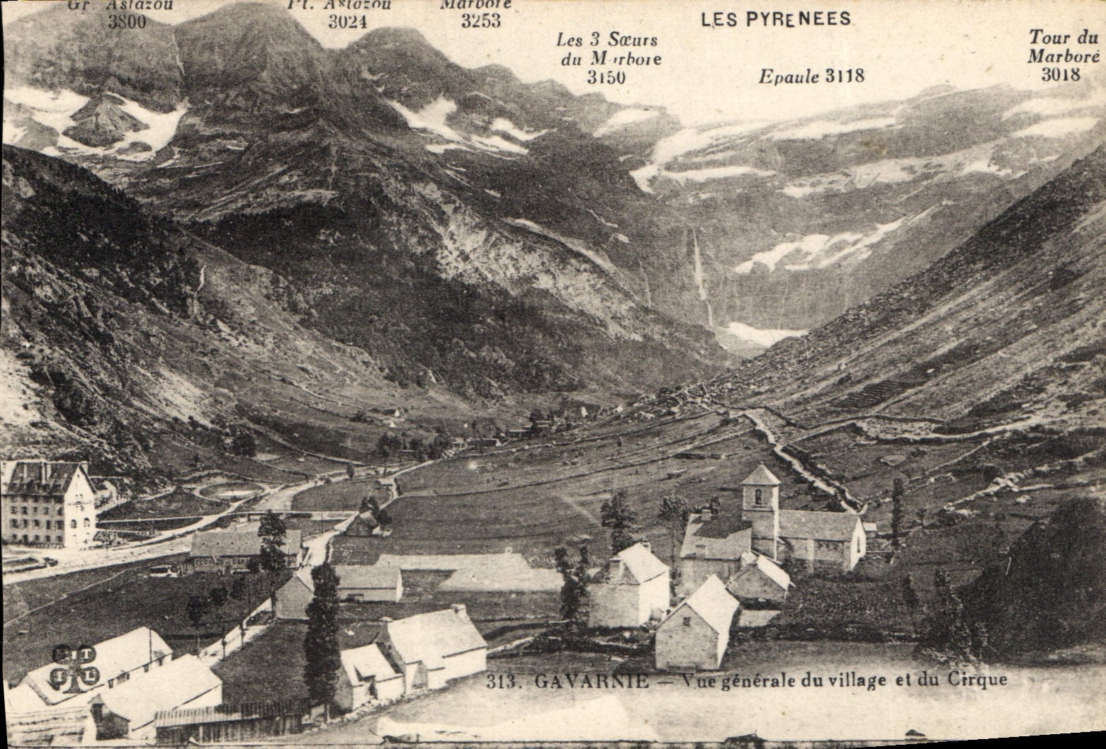 CPA Gavarnie Vue generale du village et du Cirque 