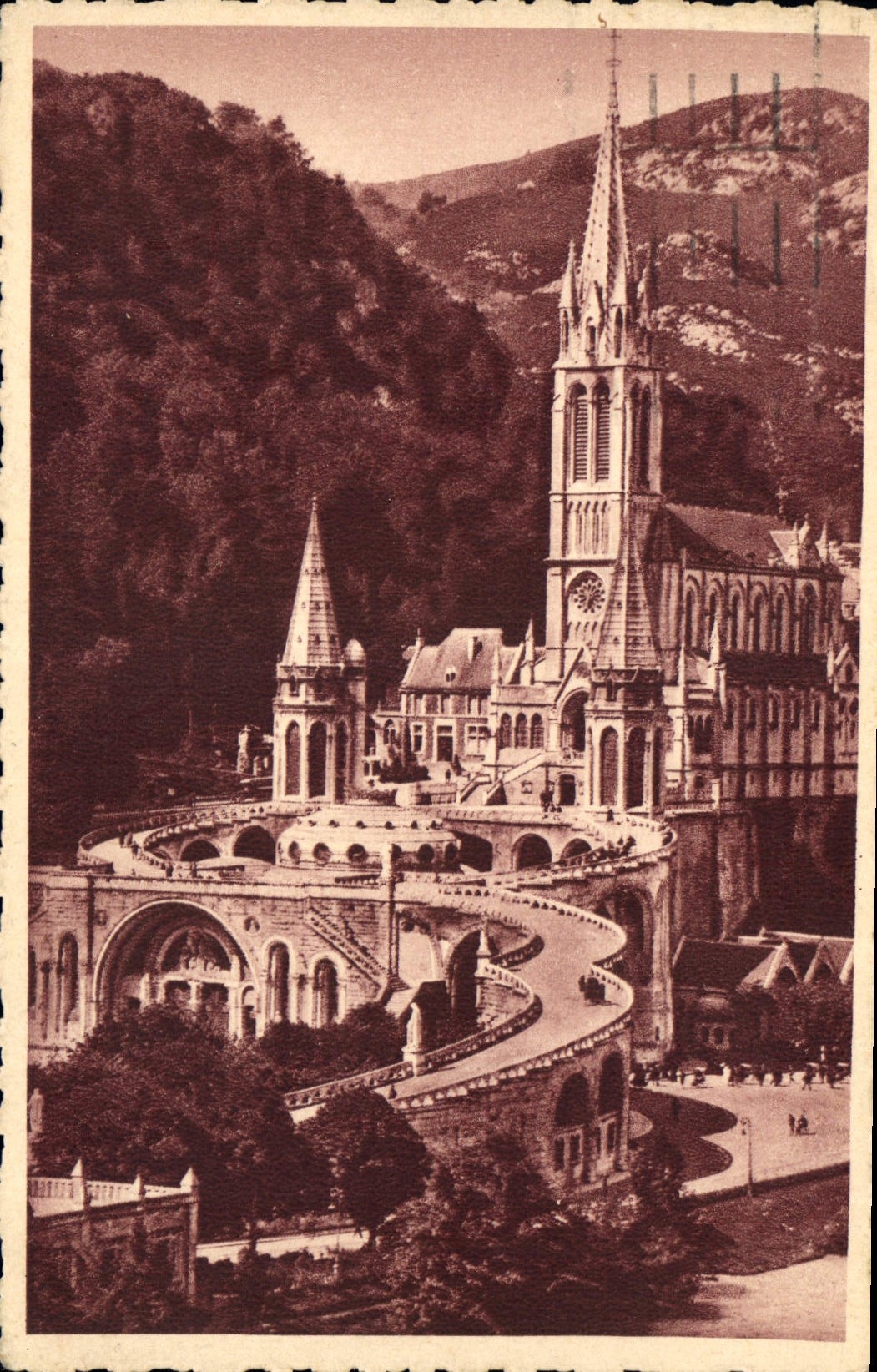 CPA Lourdes La Basilique vue de cote 