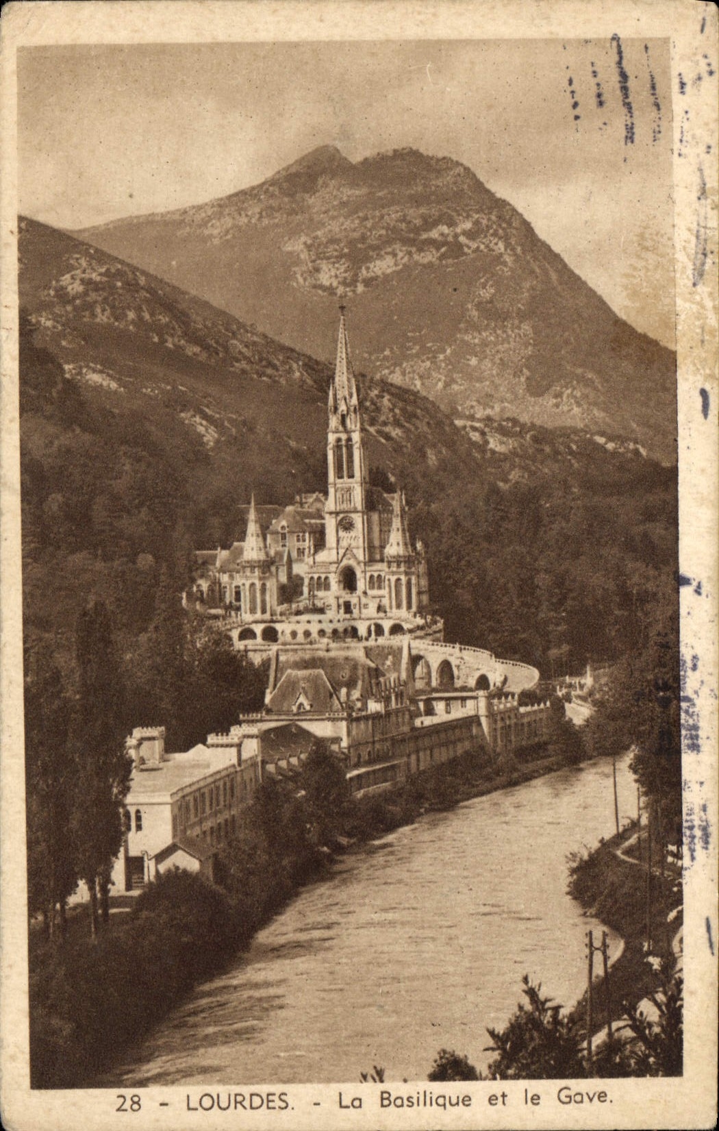 CPA Lourdes La Basilique et le Gave 