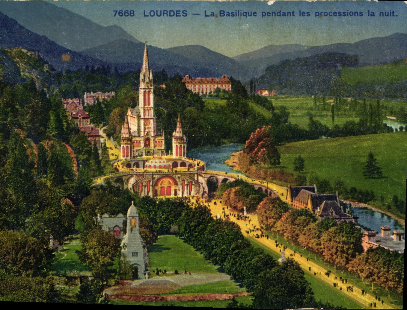 CPA Lourdes La Basilique pendant les processions la nuit 