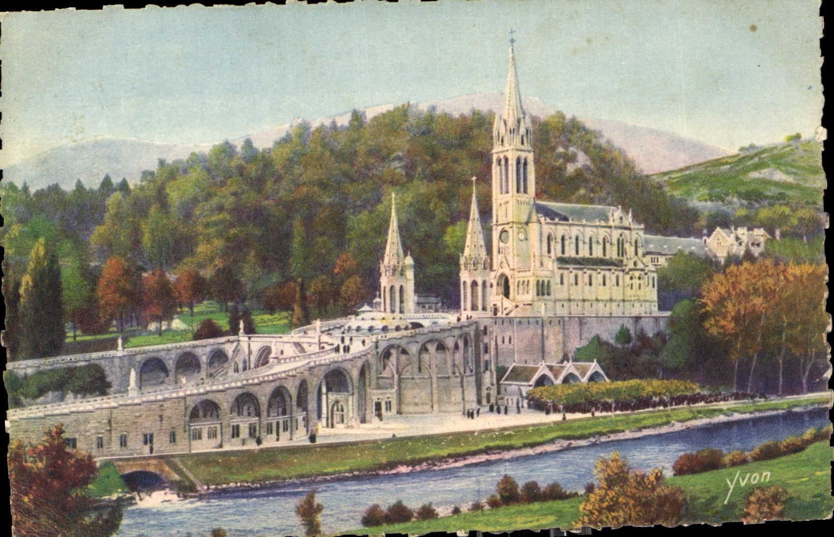 CPA La Douce France Lourdes Hautes Pyrenees La Basilique et le Gave de Pau 