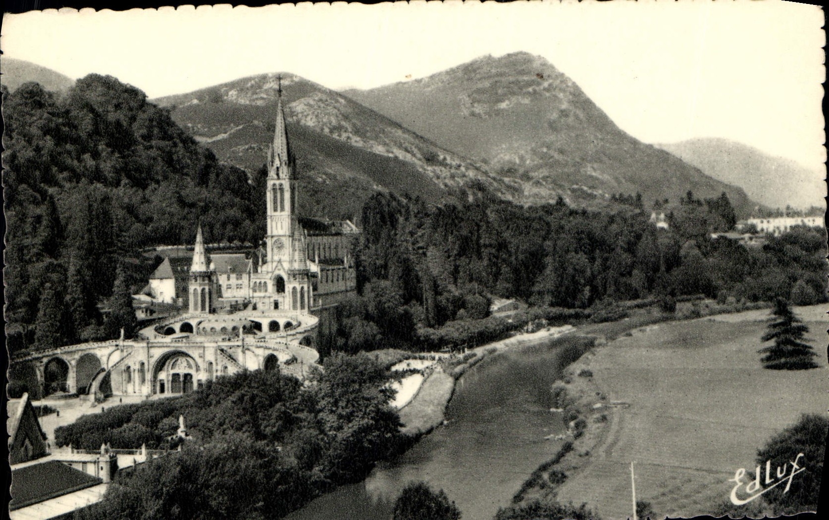 CPA Lourdes La Basilique et le Gave 