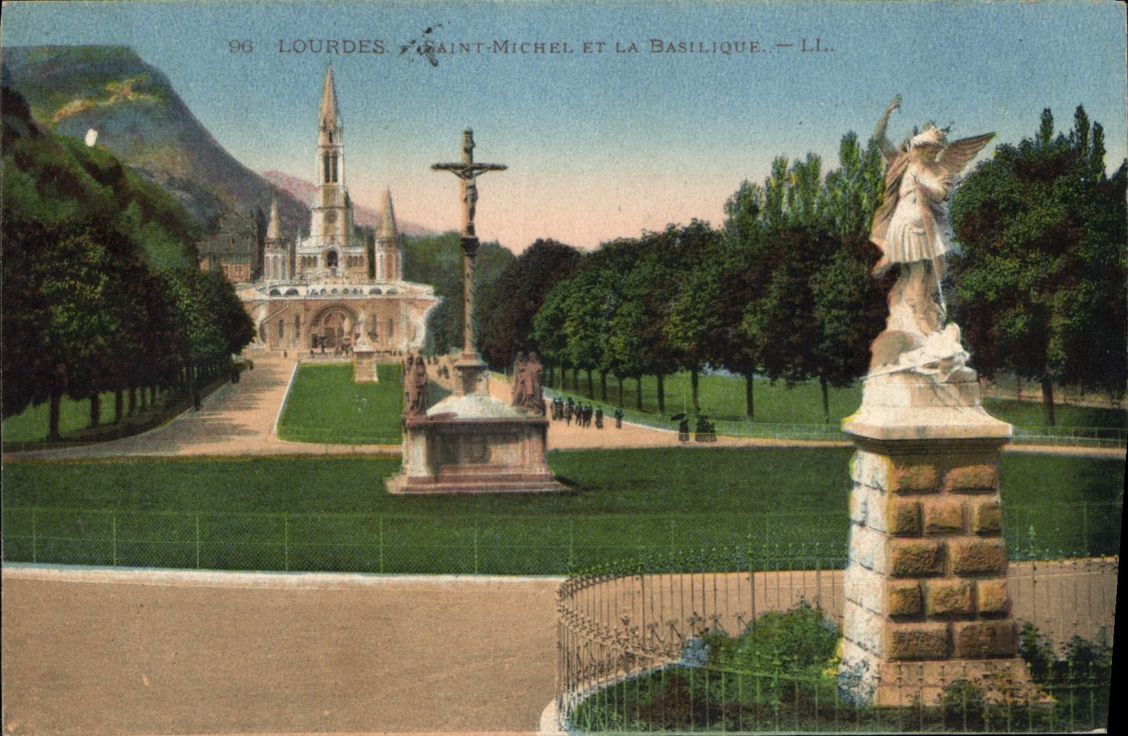 CPA Lourdes Saint Michel et la Basilique 