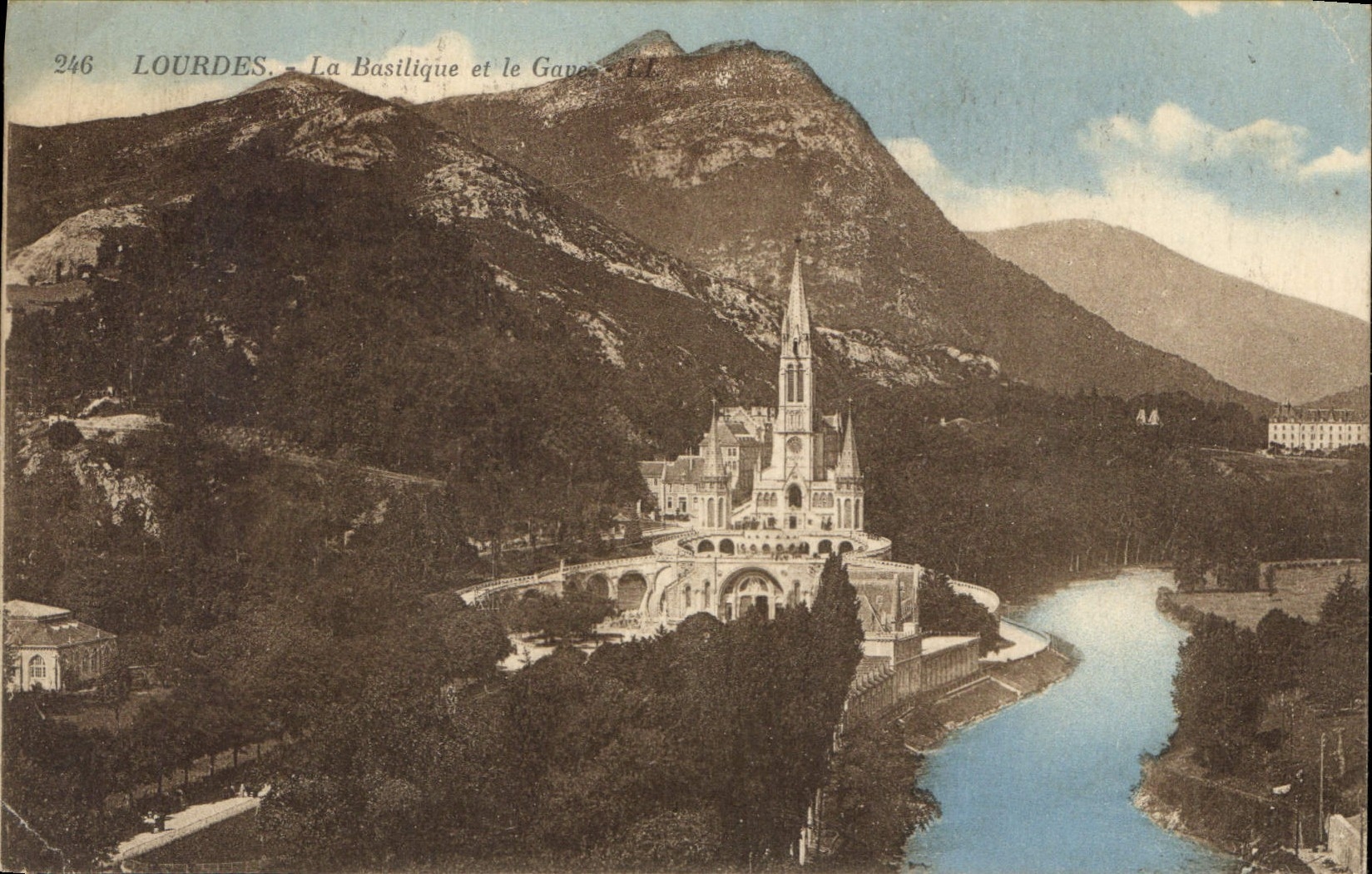 CPA Lourdes La Basilique et la Gave 